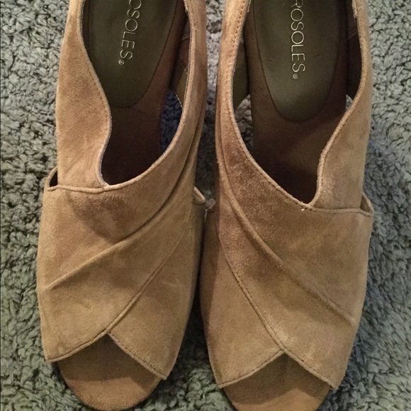AEROSOLES Shoes - Aerosoles Gintle Soul suede open toe pumps Sz 9.5